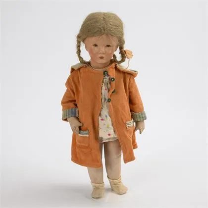 Blond poppenmeisje in badjas. Käthe Kruse