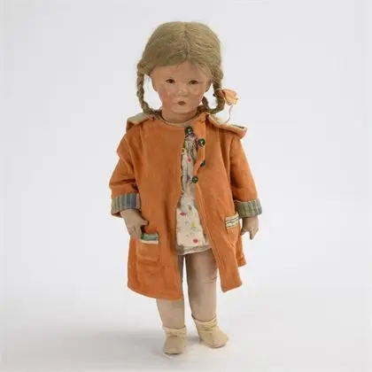 Blond poppenmeisje in badjas. Käthe Kruse