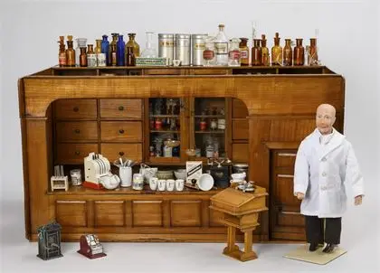 Oude, rijk uitgeruste poppenhuisapotheek