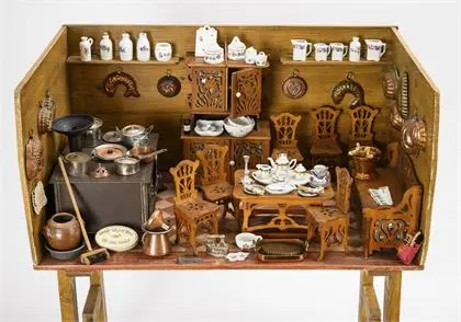 Grande cuisine de poupée avec meubles en bois découpé