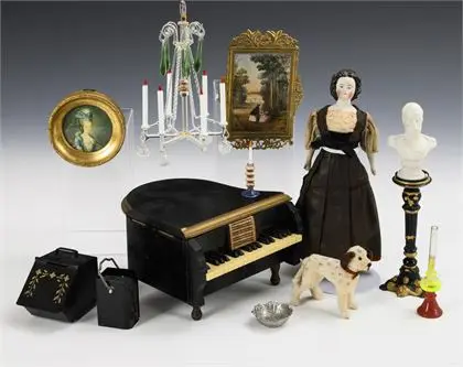 Lot d'accessoires pour maison de poupée, avec poupée à tête de buste et piano à queue