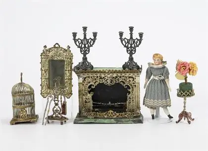 Fins accessoires de maison de poupée en étain, avec miroir et poupée à tête