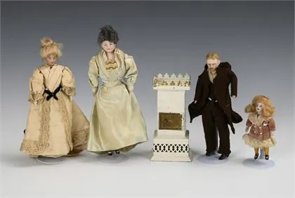 4 poupées et poêle pour maison de poupée