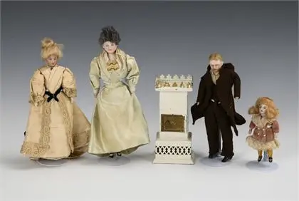 4 poupées et poêle pour maison de poupée