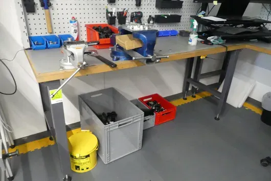 Workbench with vice - without contents