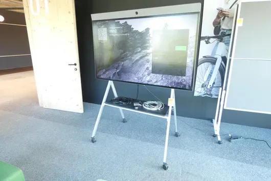neat. Medienterminal mit Display und Displayhalter