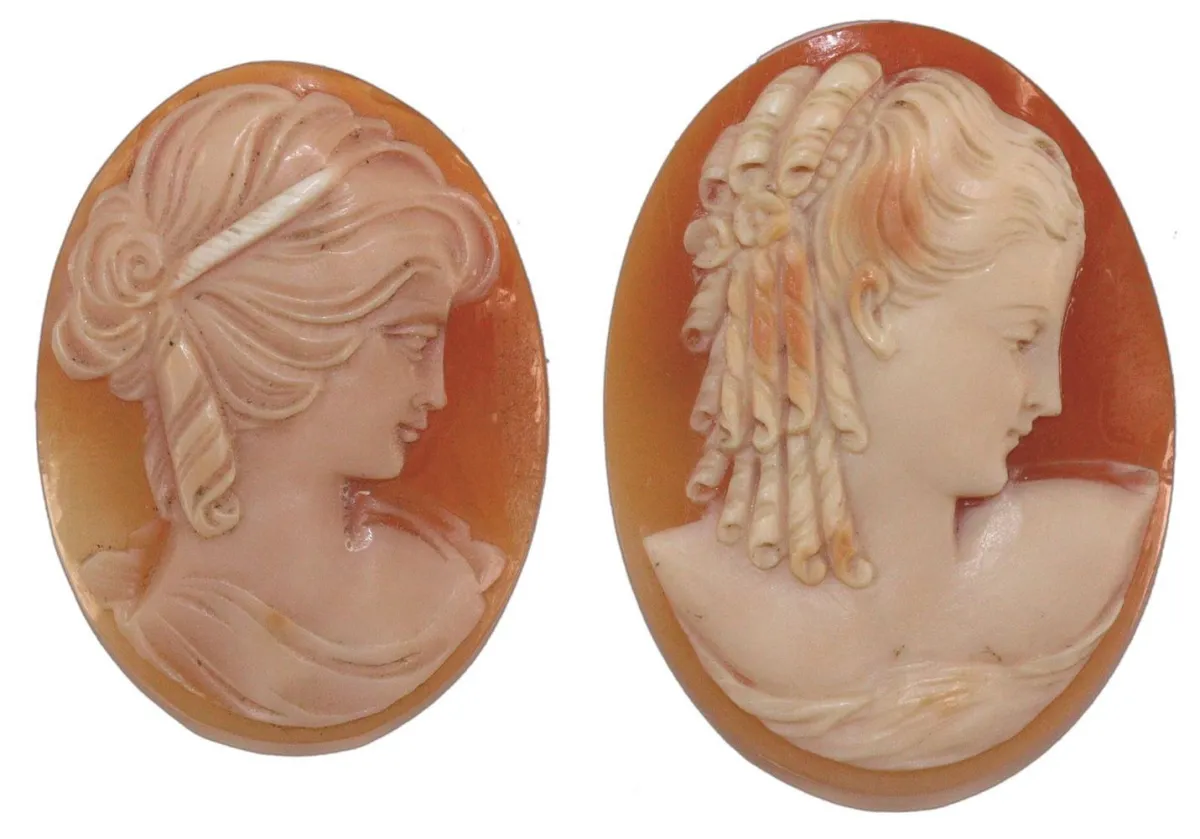 Camée en coquillage – fin camée, portrait d'une jeune femme aux boucles détaillées, env. 4 x 2,8 cm