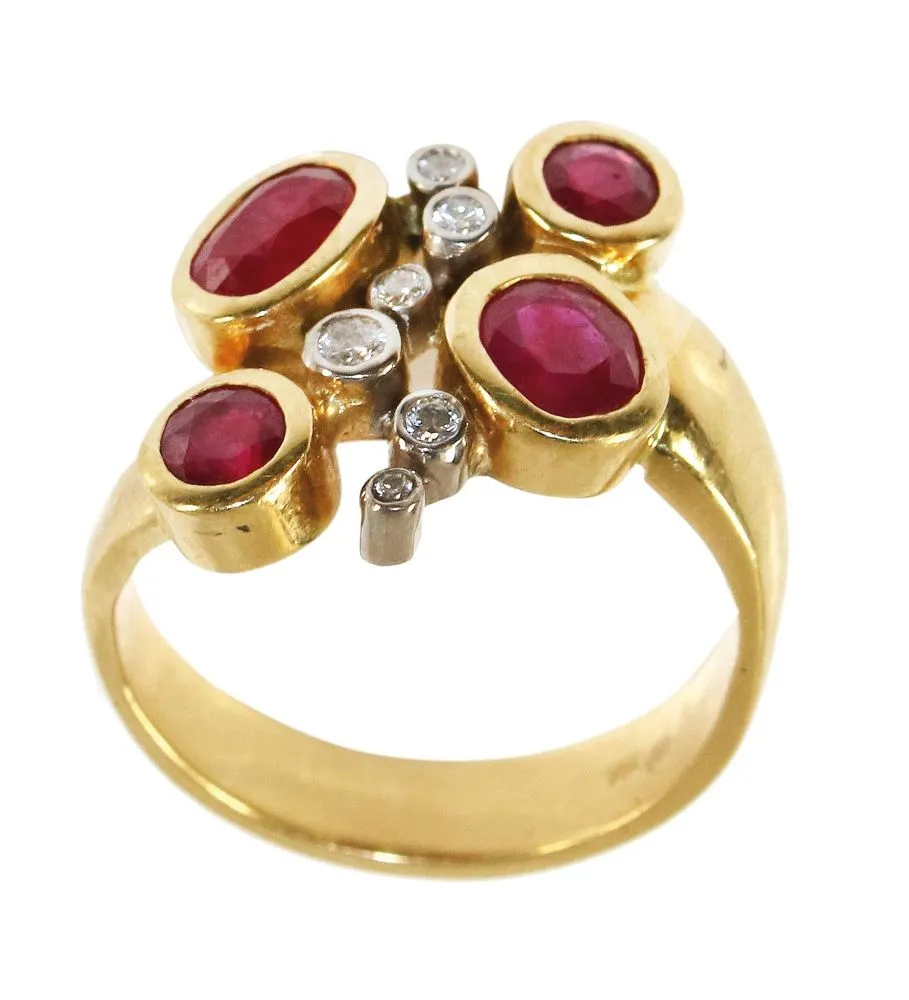 Bague en or jaune et blanc, 750, avec 4 rubis de bonne qualité Siam