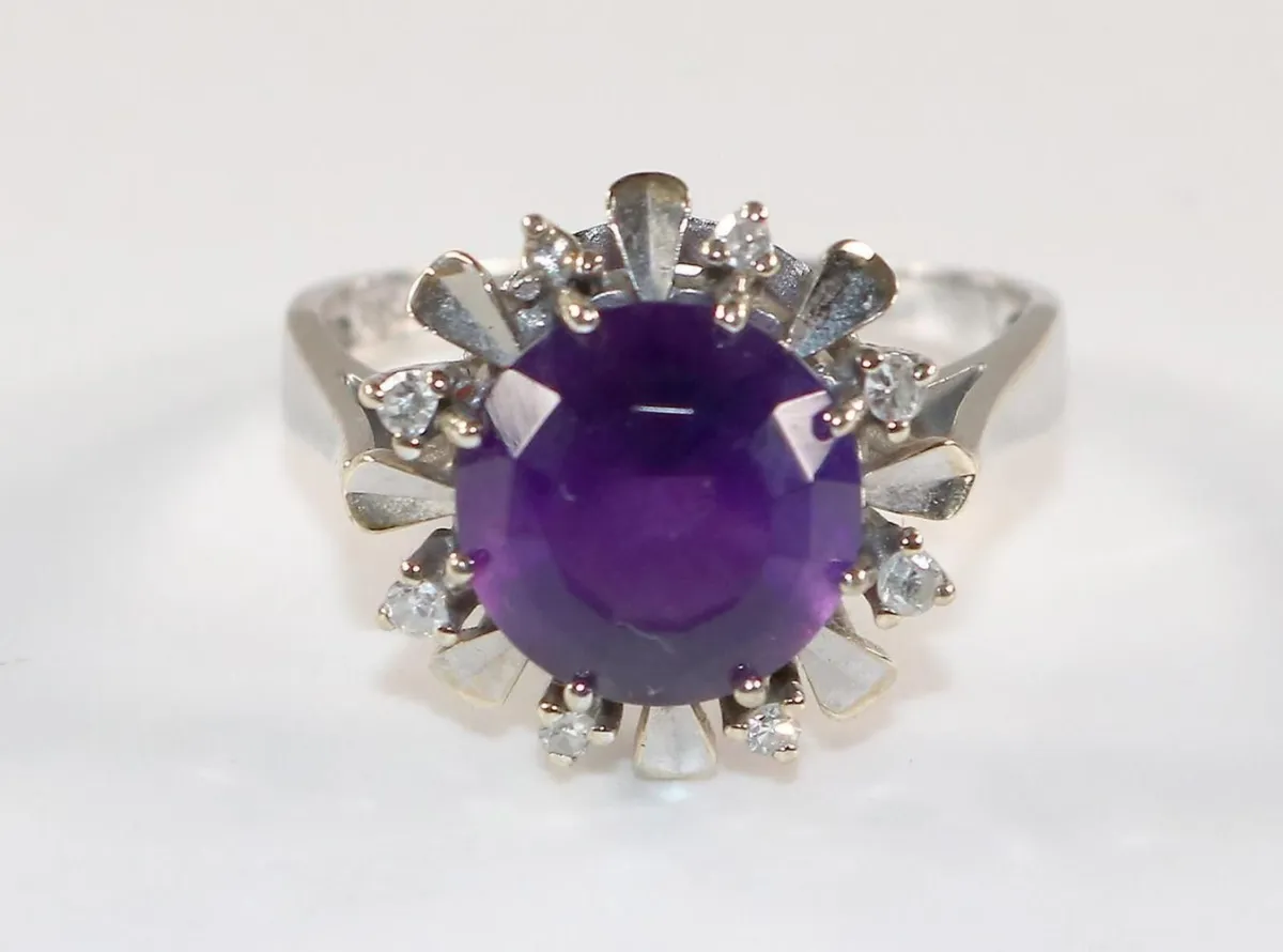 Brillant- Amethystring 585 WG. – Feiner Damenring mit blütenförmigem Ringkopf