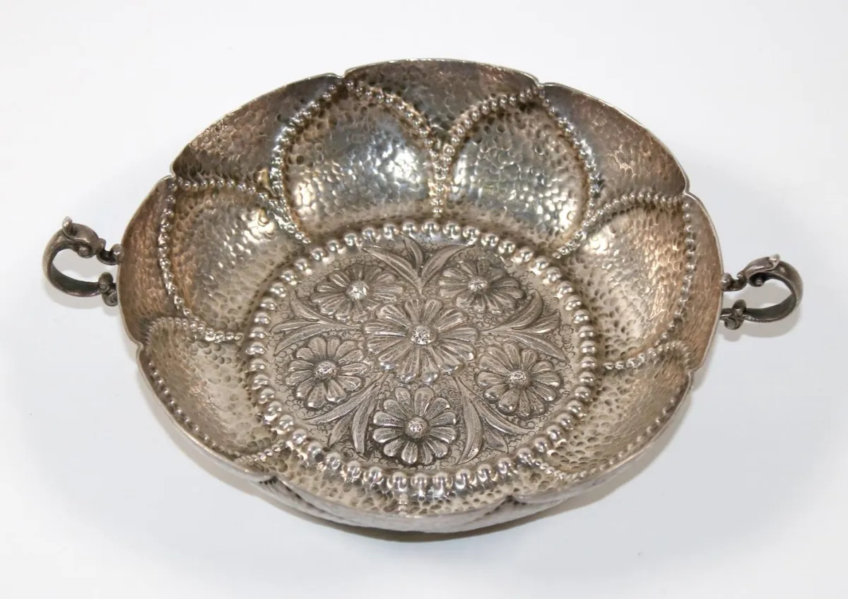 Lemberg – Ear bowl with floral and hand-hammered decor