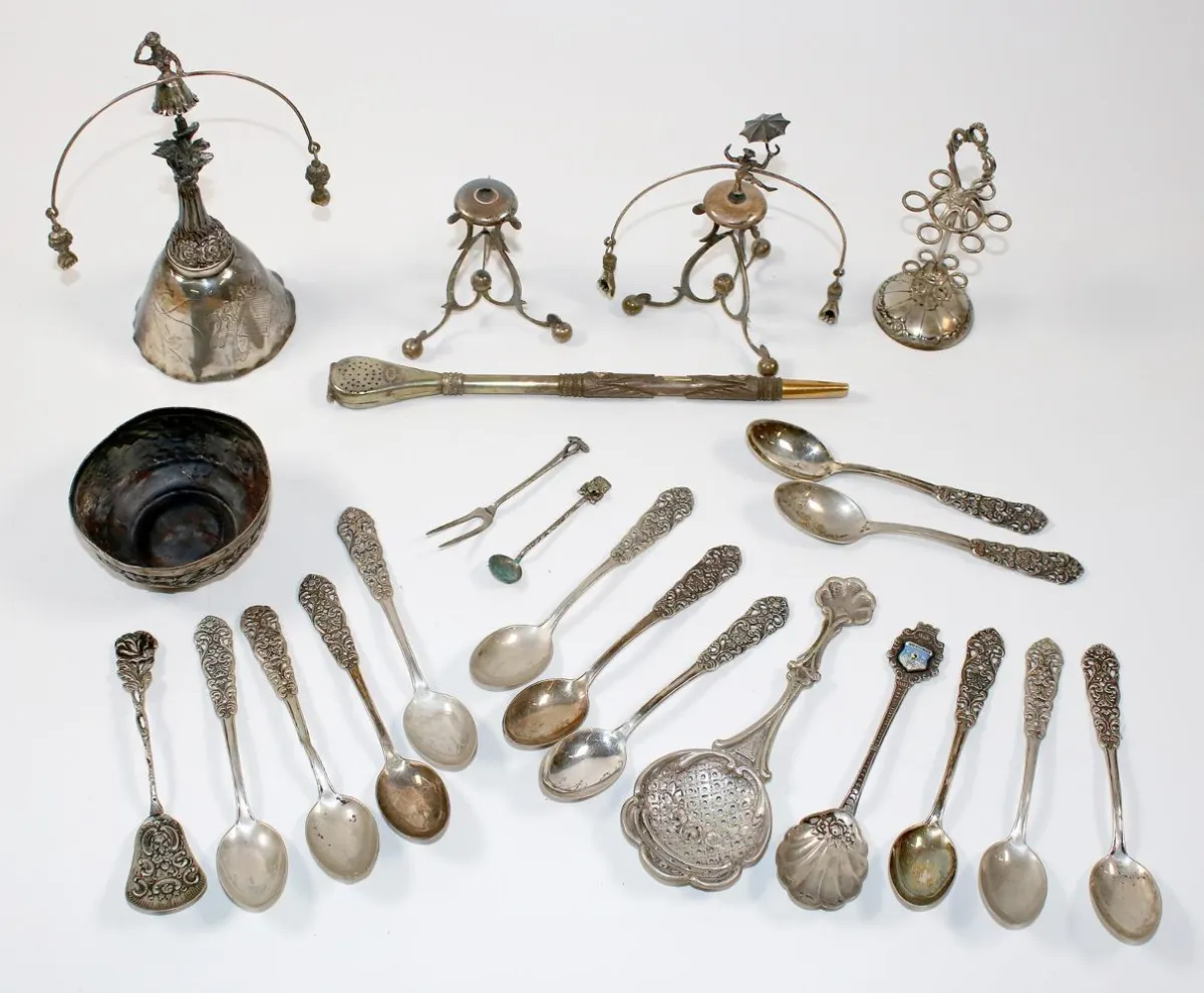 Silbersammlung. – Aus Besteckteilen u