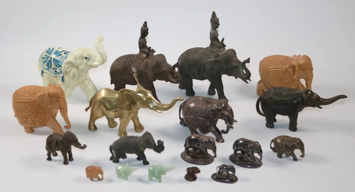 Elefanten. – Sammlung aus 18 Elefanten