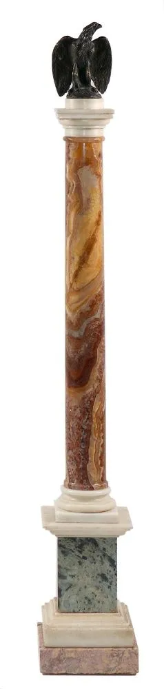 Neoklassizistische Säule – aus rotem, grünem u