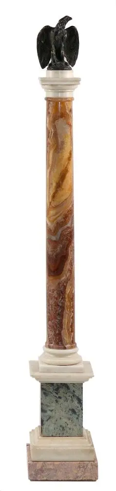 Neoklassizistische Säule – aus rotem, grünem u