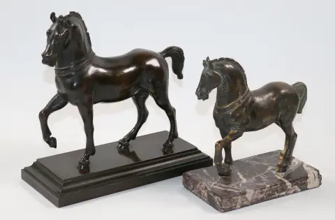 Pferde Bronze. – Paar Pferdeskulpturen auf Marmor- bzw
