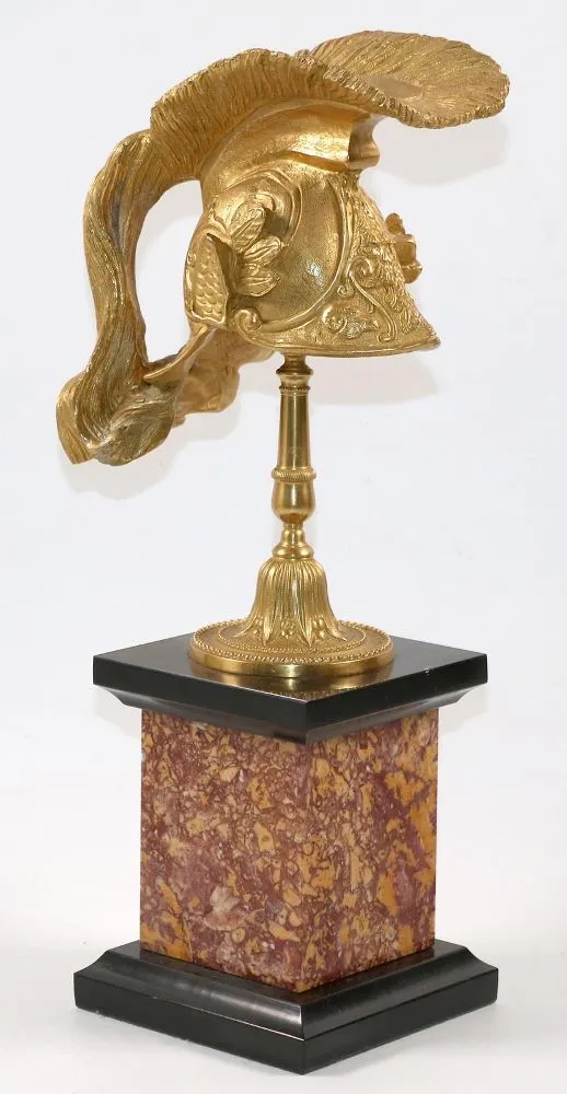 Römischer Helm – auf Marmorplinthe