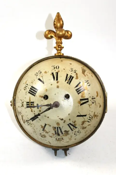 Pendule sphérique, pendule globe. – Pendule boule française ancienne D : env.