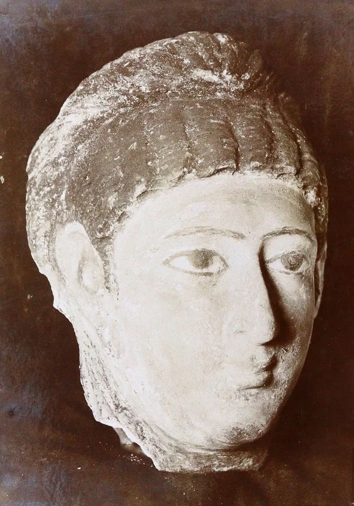 Collection – de 52 photographies de têtes de sculptures antiques et de sarcophages peints de différentes cultures