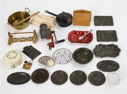 Lot pour la cuisine de poupée, avec porte-serviette et torréfacteur à café