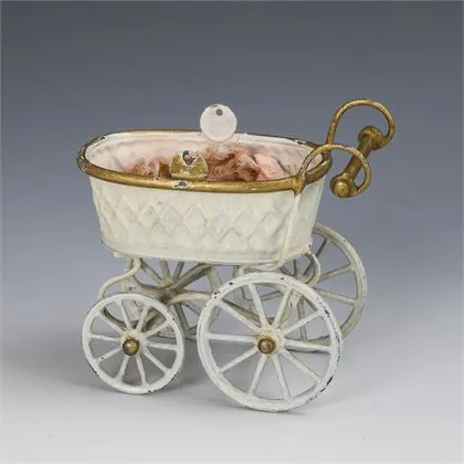 Petite poussette pour maison de poupée