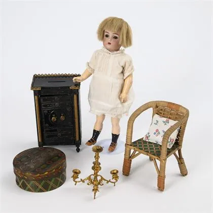 Petite poupée marcheuse et 4 accessoires