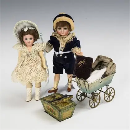 2 poupées avec yeux en verre, landau, panier en tôle et livre pour maison de poupée