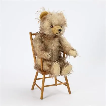 Ours en peluche en mohair pointu, sur petite chaise. Hermann, Hirschaid