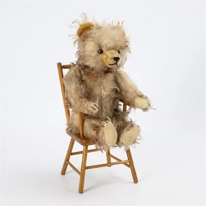 Ours en peluche en mohair pointu, sur petite chaise. Hermann, Hirschaid