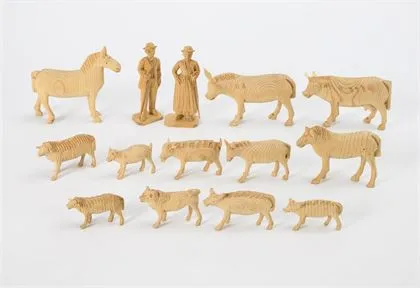 12 animaux en bois sculpté et 2 bergers, dans boîte rouge. Val Gardena