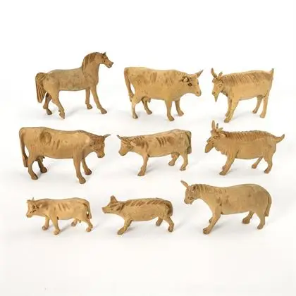 Boîte avec animaux domestiques sculptés. Val Gardena
