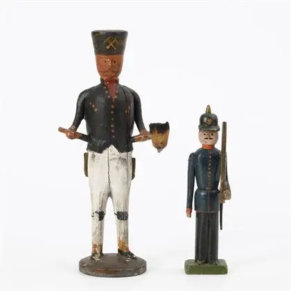 Ancien mineur porte-bougie et petit soldat avec casque à pointe. Erzgebirge