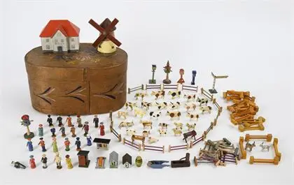 Boîte en copeaux peinte avec ferme, moulin et école. Erzgebirge