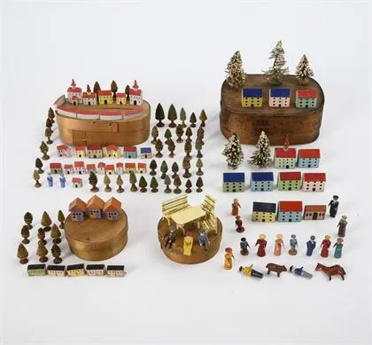 4 petites boîtes en copeaux avec jouets miniatures. Erzgebirge
