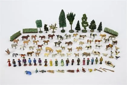 Lot d'animaux, figures et arbres en luffa. Erzgebirge