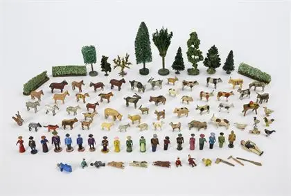 Lot d'animaux, figures et arbres en luffa. Erzgebirge
