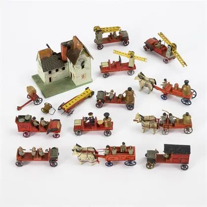 Maison en feu et 11 véhicules miniatures. Erzgebirge