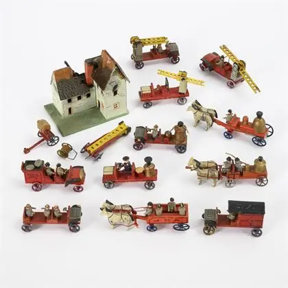 Maison en feu et 11 véhicules miniatures. Erzgebirge