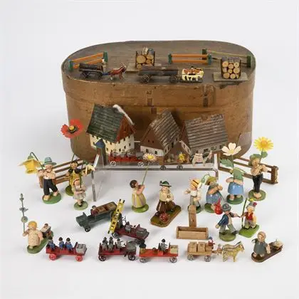 Lot de jouets miniatures dans une grande boîte en copeaux. Erzgebirge