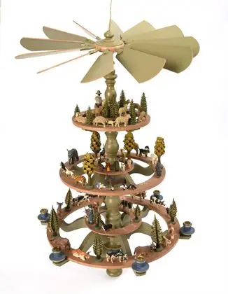 Grand chandelier pyramide des Monts Métallifères. Christian Werner, Seiffen