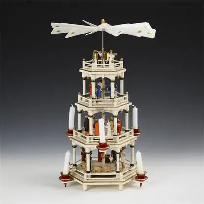 Pyramide de Noël à 4 étages des Monts Métallifères. Günther Flath, Seiffen