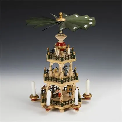 Pyramide de Noël à trois étages. Monts Métallifères