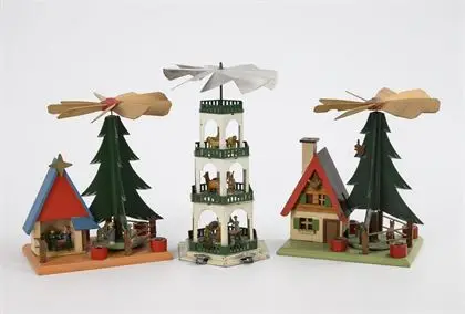 Petite pyramide en tôle et 2 pyramides en bois avec sapin