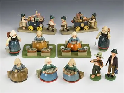 Zestaw 11 figurek, w tym sprzedawczynie ryb. Wendt & Kühn