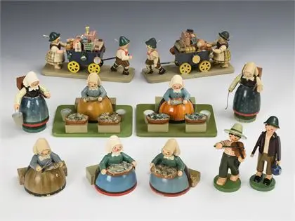 Lot de 11 figurines, dont vendeuses de poissons. Wendt & Kühn