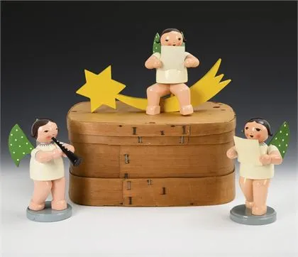 3 grands anges dans une ancienne boîte en copeaux de bois
