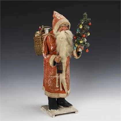 Grand Père Noël avec petit sapin décoré et lanterne
