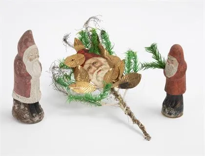 2 Kerstmannen van karton en tak met gelithografeerde ouwel