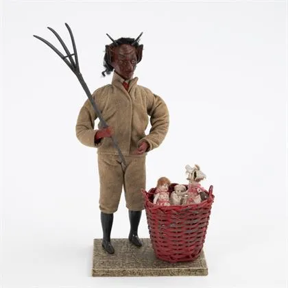 Krampus met mand en 4 poppen