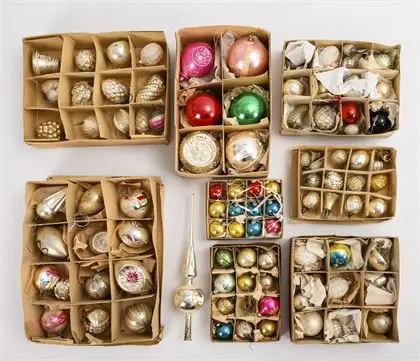 Grand lot de boules de sapin, avec pointe de sapin