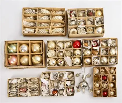 Grand lot de boules de Noël dans 8 boîtes d'origine, avec cime d'arbre